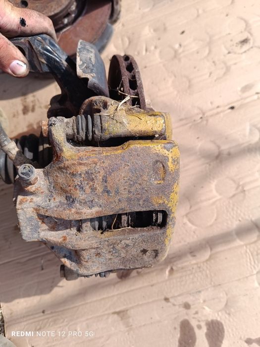 Останали части от ауди 80 б4 2.0 90кс носачи спирачни апарати