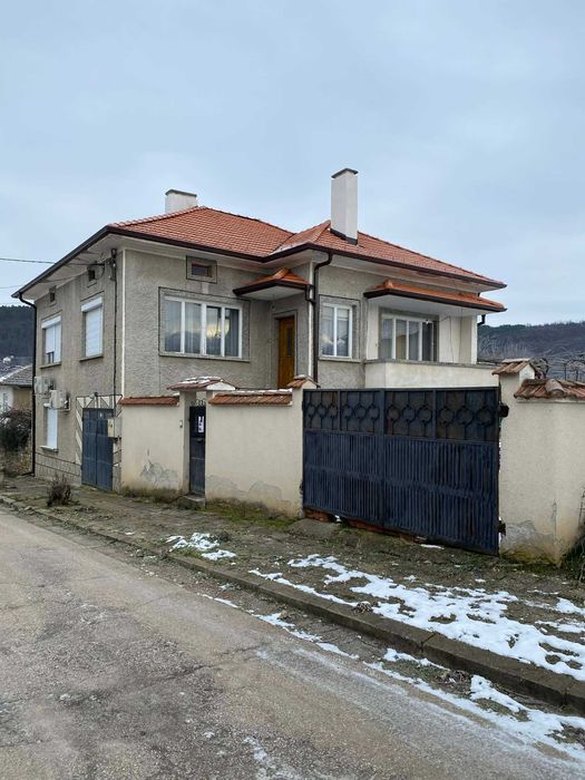 Монолитна къща с гараж с РЗП:240кв.м. с двор от 1462 кв.м.