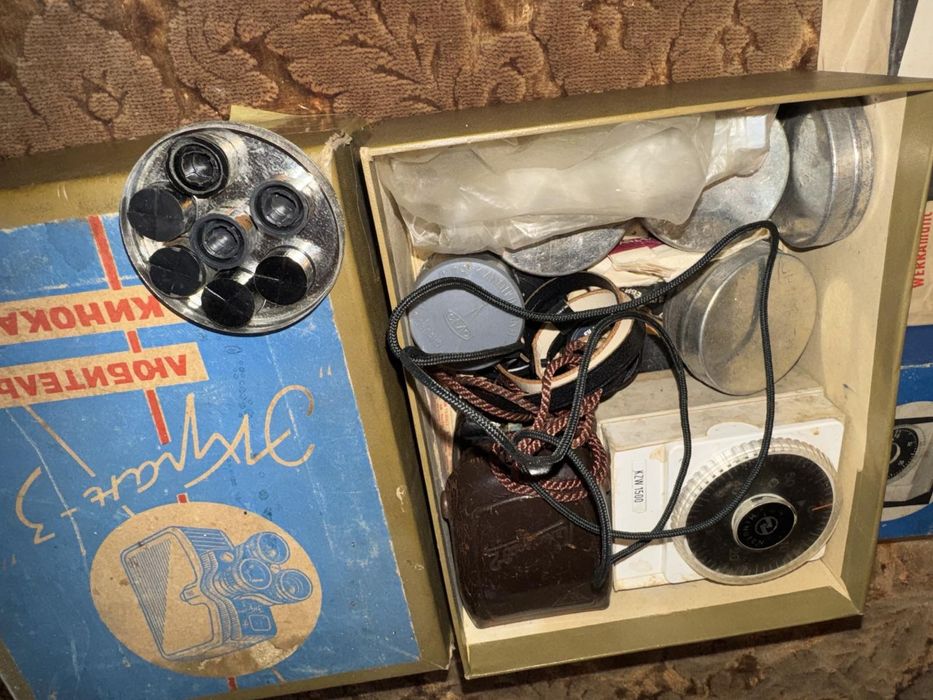 Ретро видеокамери, аксесоари и ленти.