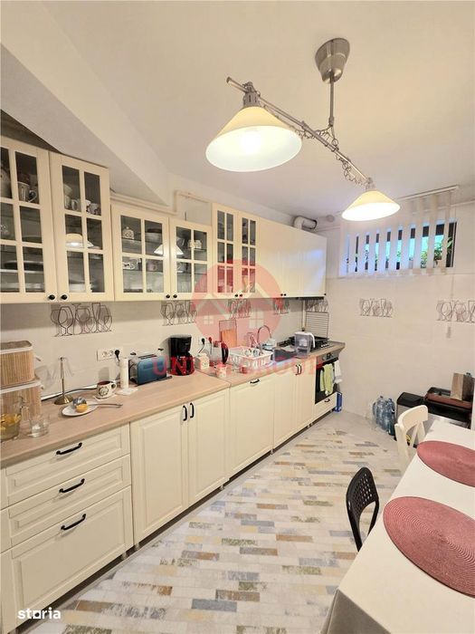 Apartament Spatios, 3 Camere, Decomandat, Demisol, Zona Primo