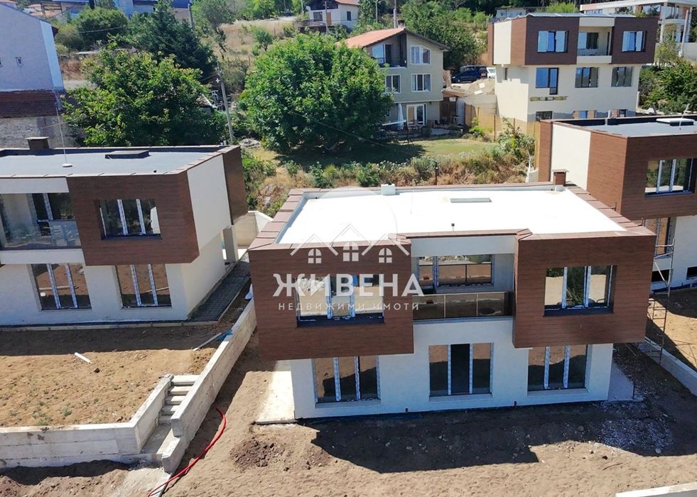 Нова триетажна къща, м-т Акчелар, РЗП: 240 кв.м, двор: 520 кв.м