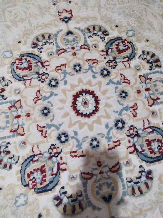 Светлый  красивый  ковер