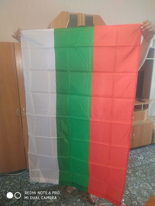 Знаме - трибагреник с размери 145/87 см.