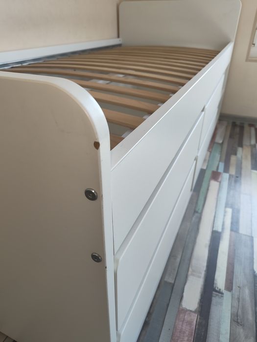 Ikea Slakt. Повдигнато Легло със място за съхранение.