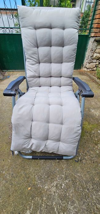 Сгъваем шезлонг с възглавница и поставка за напитки, алуминиев сив