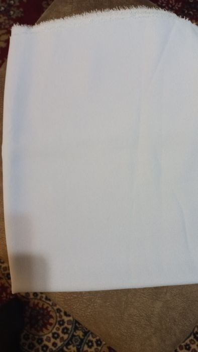 Ткань шоколадного цвета 95см ширина  4,5 метра. Белая на юбку.
