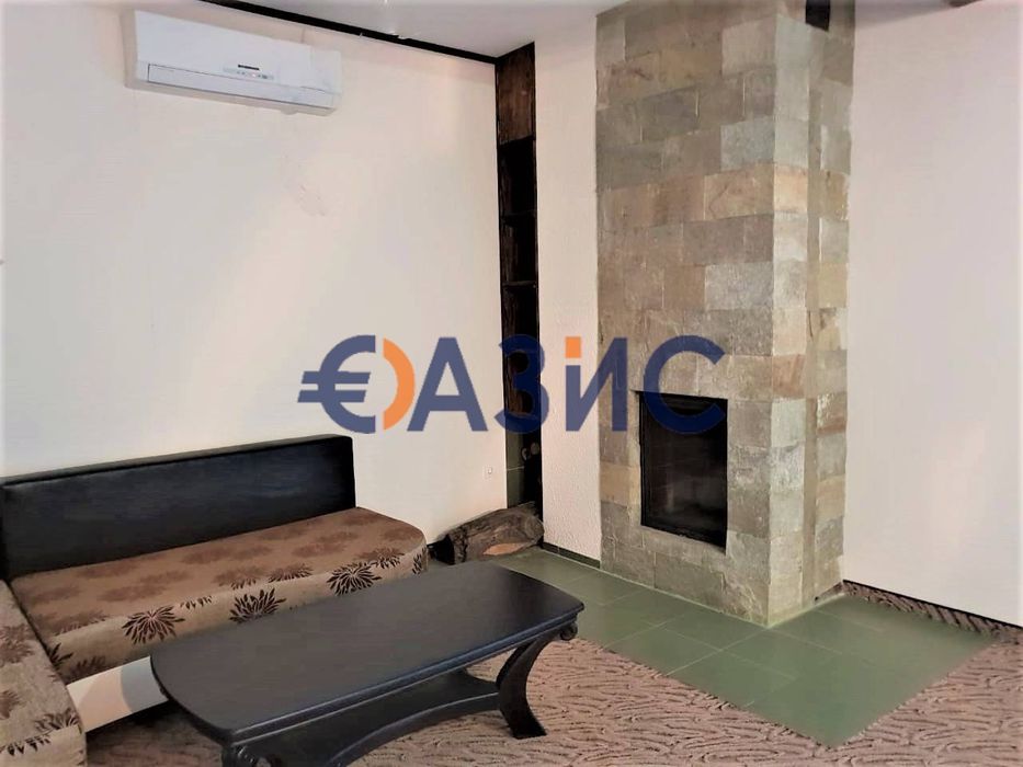 Луксозна вила с десет спални с асансьор, басейн и парцел от един