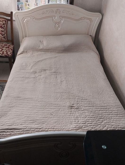 Продаётся 1,5-спальная кровать в хорошем состоянии