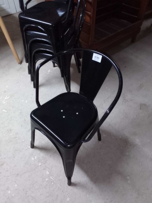 Стулья железные черные.  Оборудование