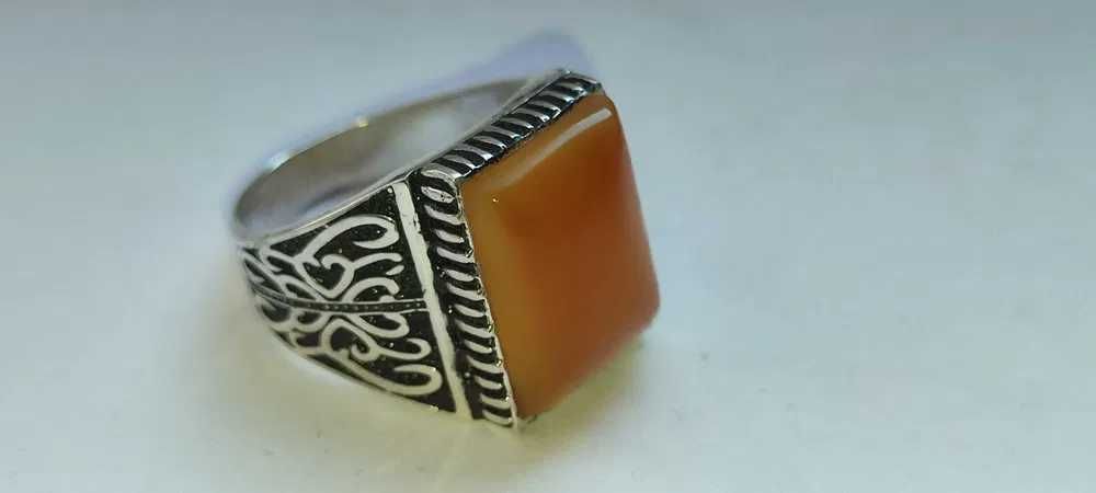 Очень красивое серебряное кольцо ( перстень) с камнем ЯНТАРЬ разм.20