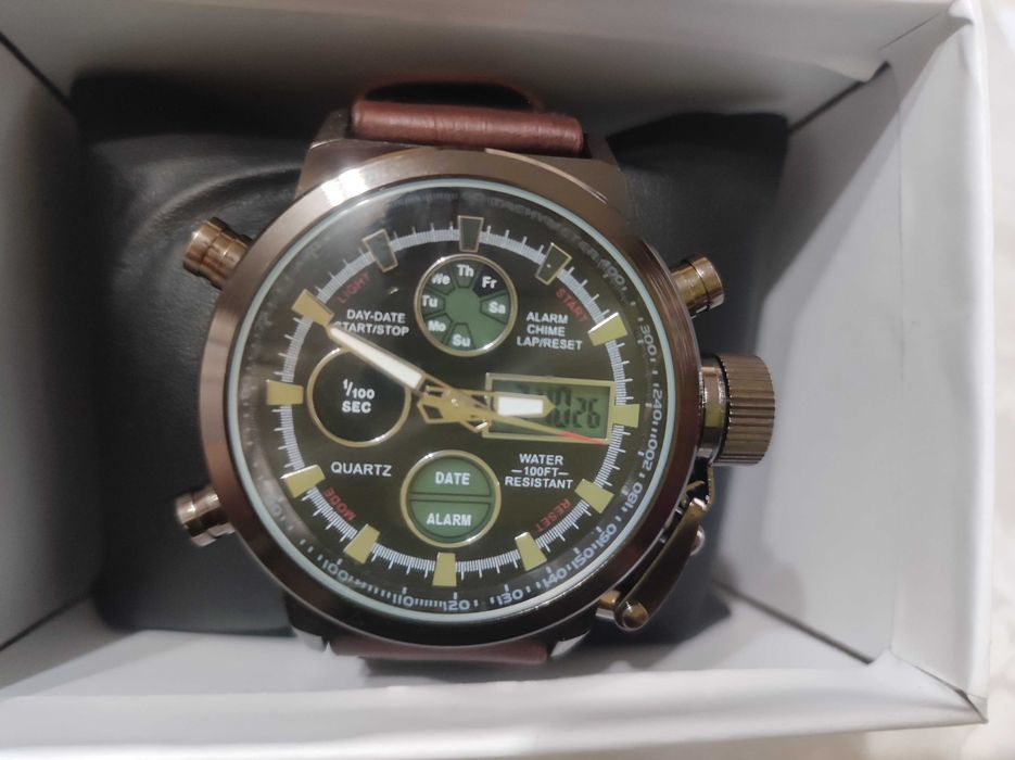 Мъжки часовник  с аналогов и цифров дисплей и кожена каишка.