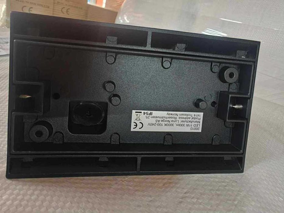 Висококачествена LED стенна лампа Luna Lighting – 11W, 3000K, 300 lm