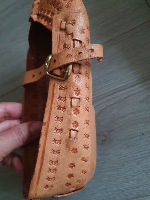 Opinci costum popular