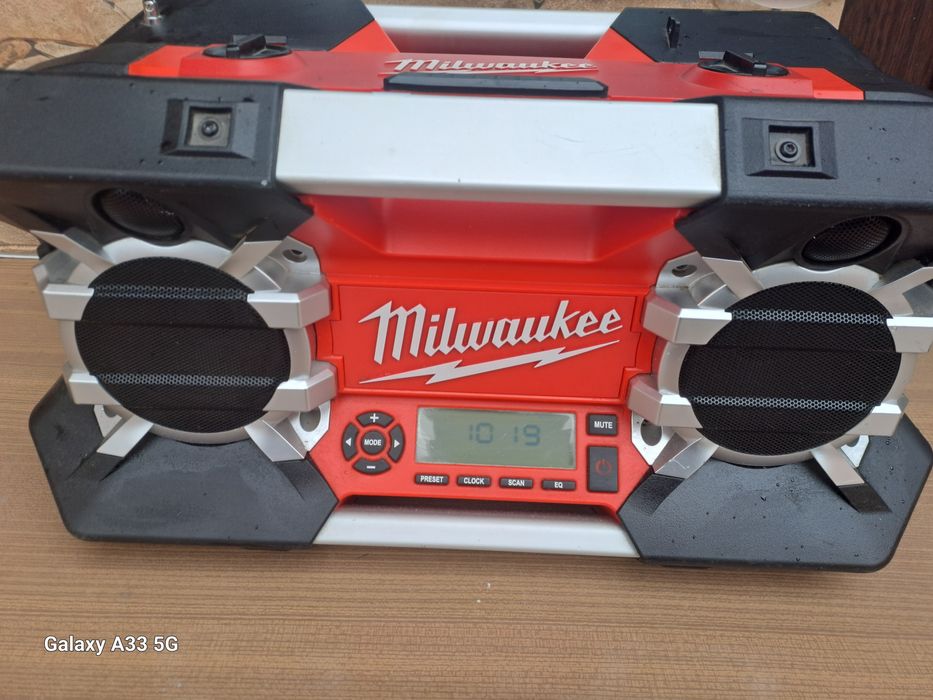 Vând radio pe baterie