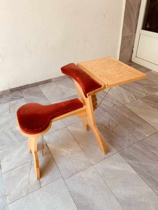 Ергономичен дървен стол / kneeling chair с регулируема поставка