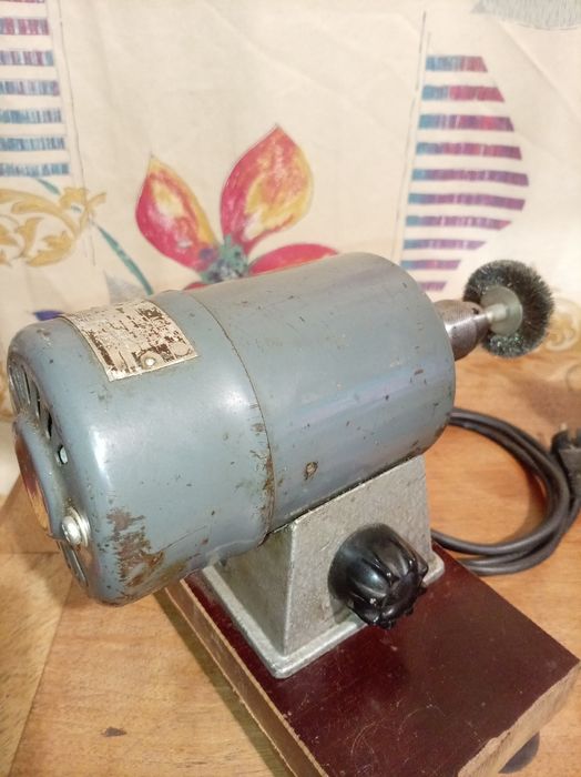 Стара часовникарска машинка.