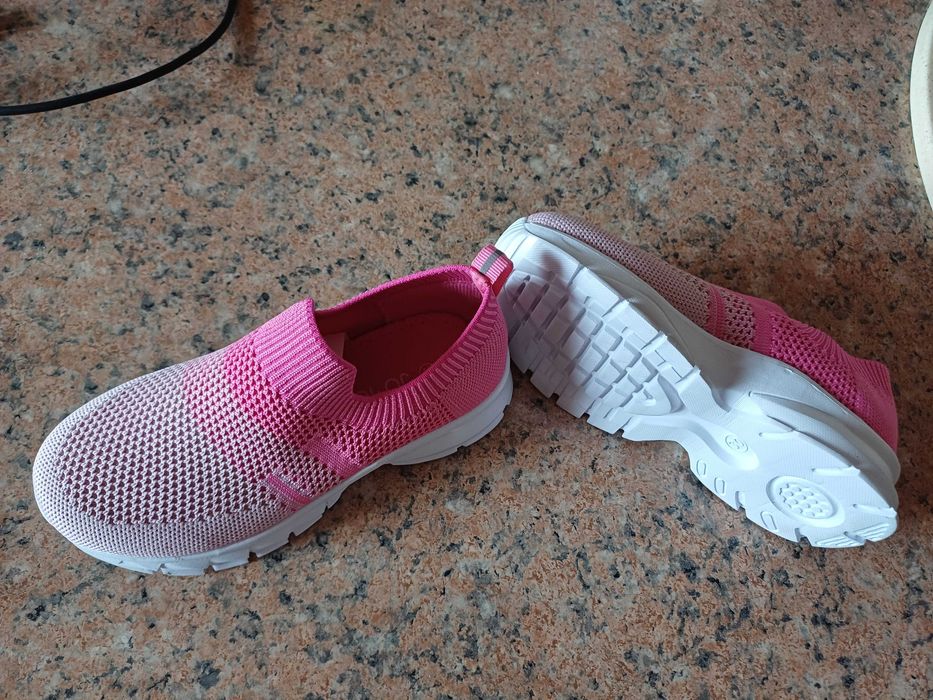 Продам детские летние  кроссовки для девочки.