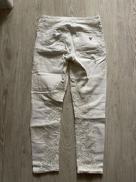 Blugi albi cu apicatii florale Guess marimea S