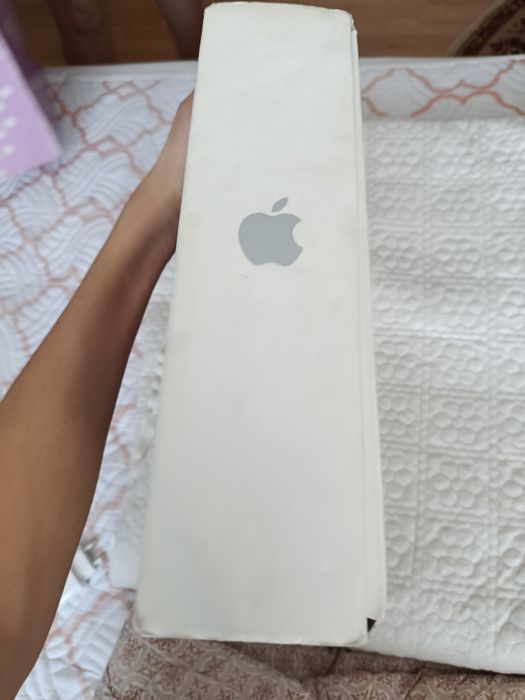 На продаже два ноутбука, MacBook и HP