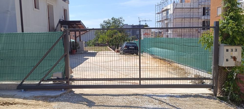 Плъзгащи врати,Парапет.Огради.Капаци за шахти идр..Оградии,Огради