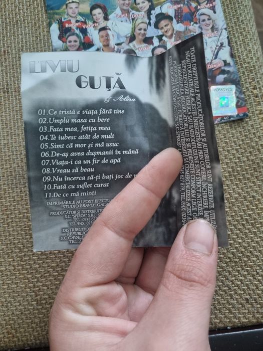 Vand câteva coperți de cd -uri si doua de casete