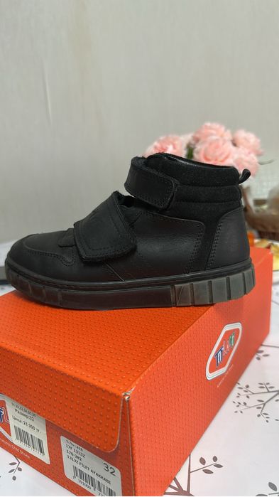 Продам детские ботинки