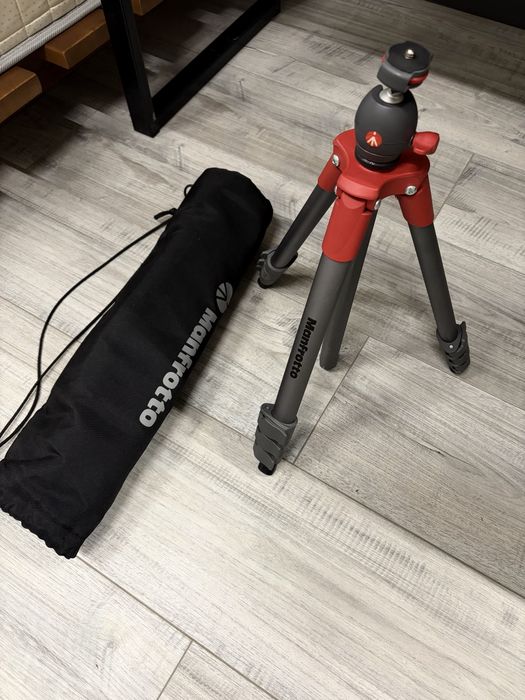 Штатив Manfrotto очень компактний