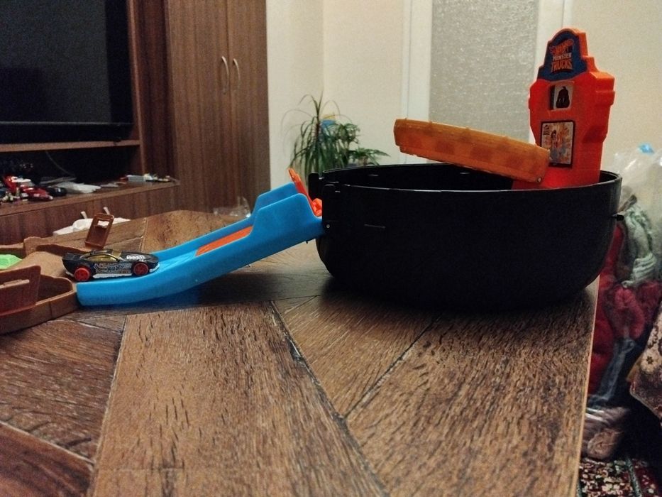 Hot Wheels писти и автовози