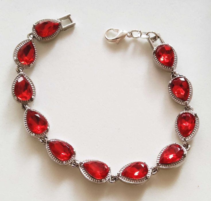 Нова, сребърна гривна. Голям избор от различни модели. Всяка- в кутия.