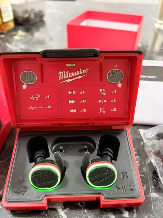 Casti Milwaukee L4RLEPB-301 cu Bluetooth, reincarcabile USB, protectie auditiva profesionala NOI