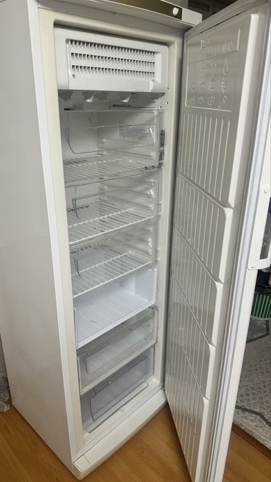 Морозильник высокий INDESIT