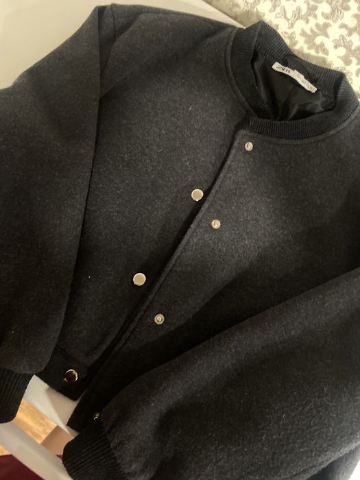 серый бомбер от зары