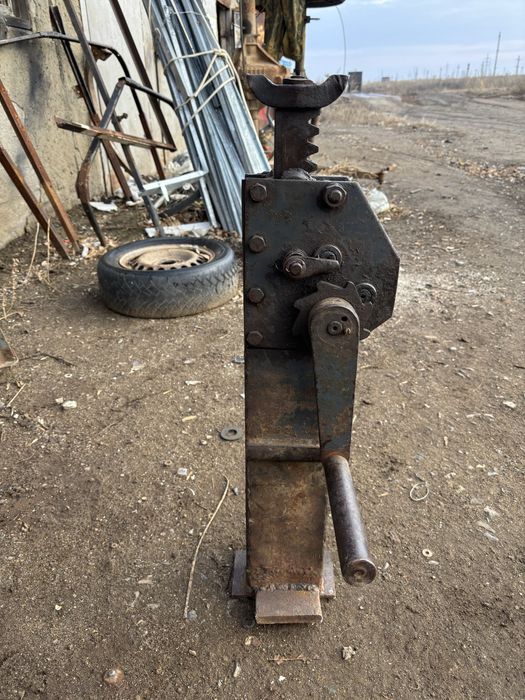 Продам Жд домкраты