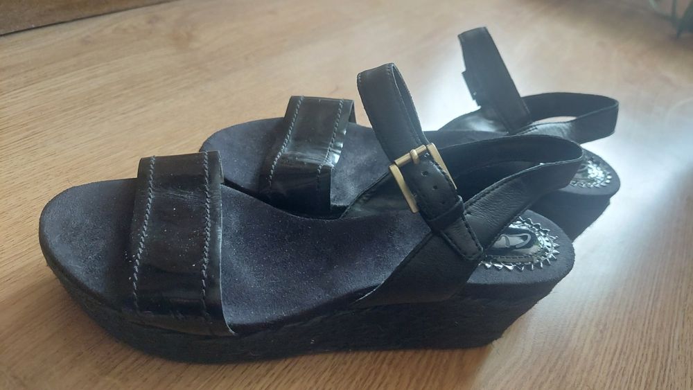 Черни сандали Clarks, номер 39, много запазени.