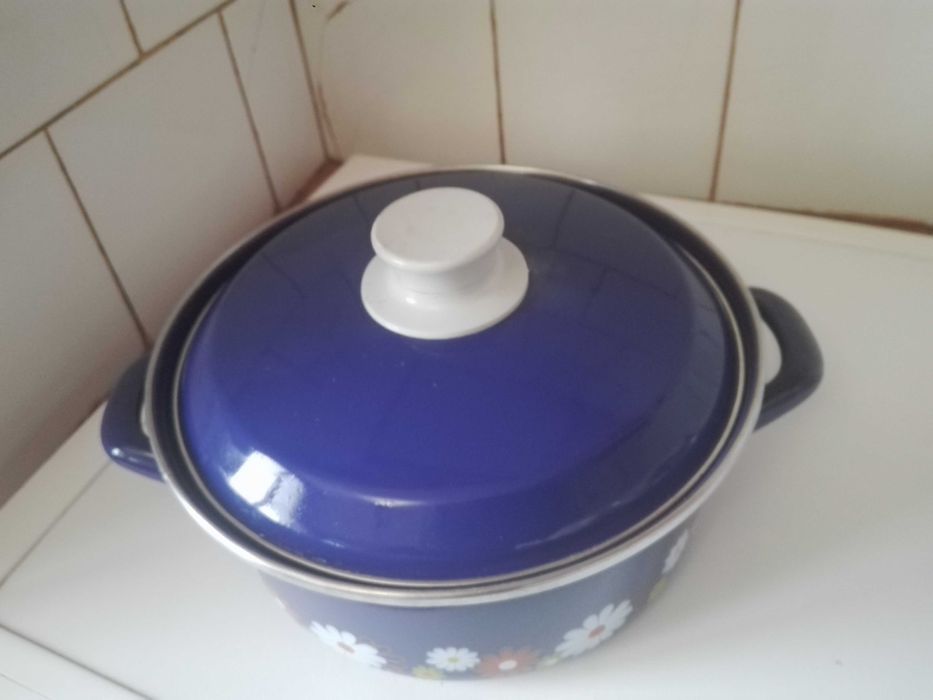 Емайлирана тенджера , чаени лъжички и щипка за скара.