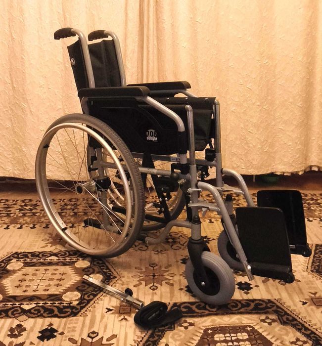 Vând fotoliu rulant / scaun cu rotile Vermeiren 708D, cu posibilitate de actionare la o singura mana