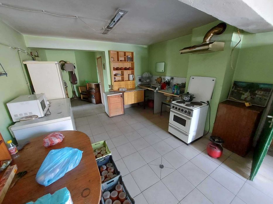 Промишлен имот ведно с апартамент, гр. Омуртаг