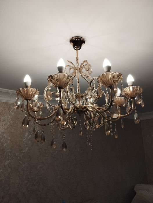 Продам  люстру на 8 лампочек.