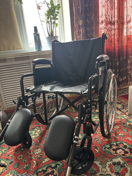 Инвалидная коляска и ходунки