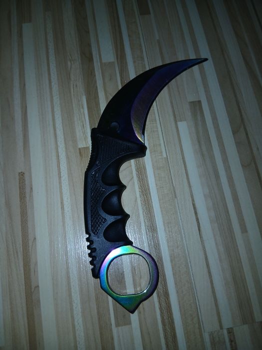 Vănd karambit de fier ascutit.