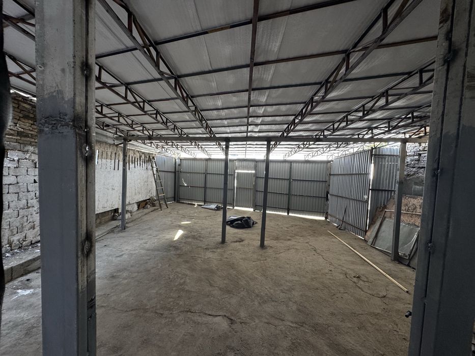 Chorsu kiyim bozori bilan 5 metr masofada sklad yashash uchun joy bor