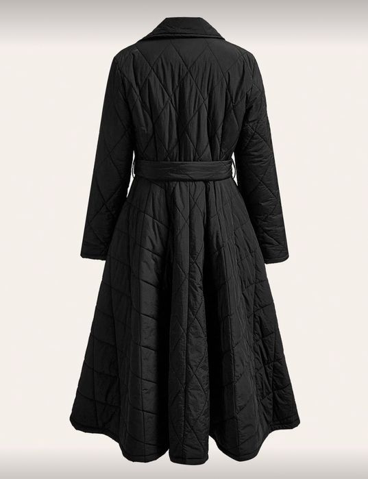 Дълго ватирано палто в класически черен цвят.