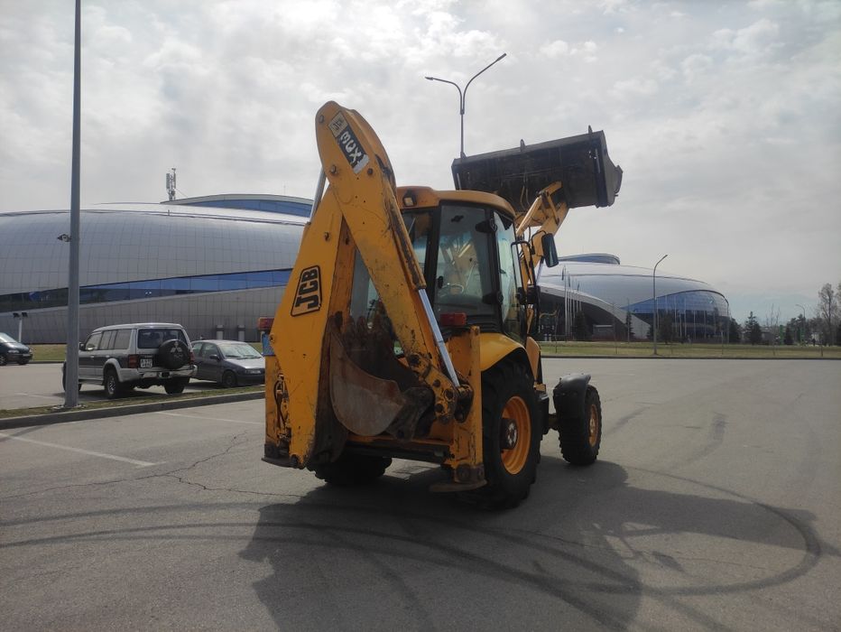 Трактор. Экскаватор погрузчик JCB 3CX.