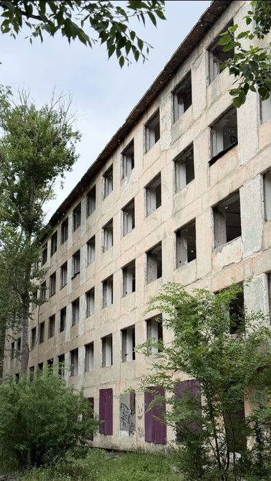 Продаеться здание 5 этажей г.Лисаковск