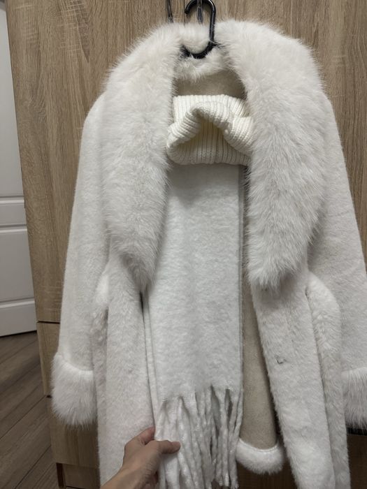 Шуба, шапка, шарф белые