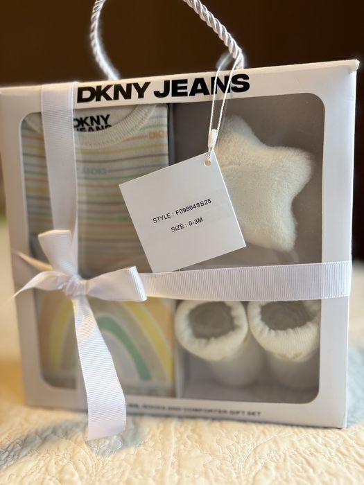 Бебешки подаръчен комплект DKNY Jeans 0-3м.