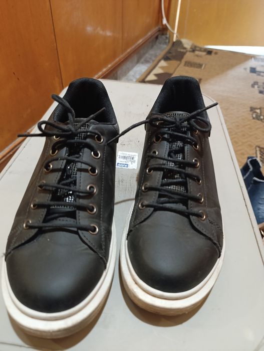 Обувки на ток, маратонки