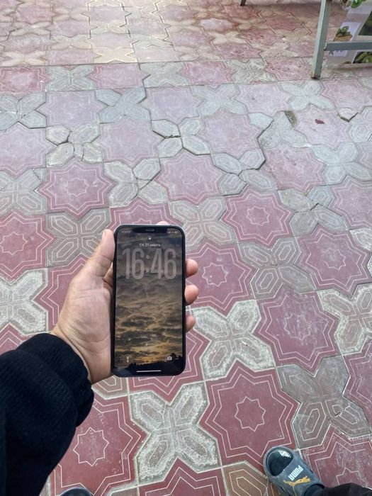 Iphone 12 ideal holatda