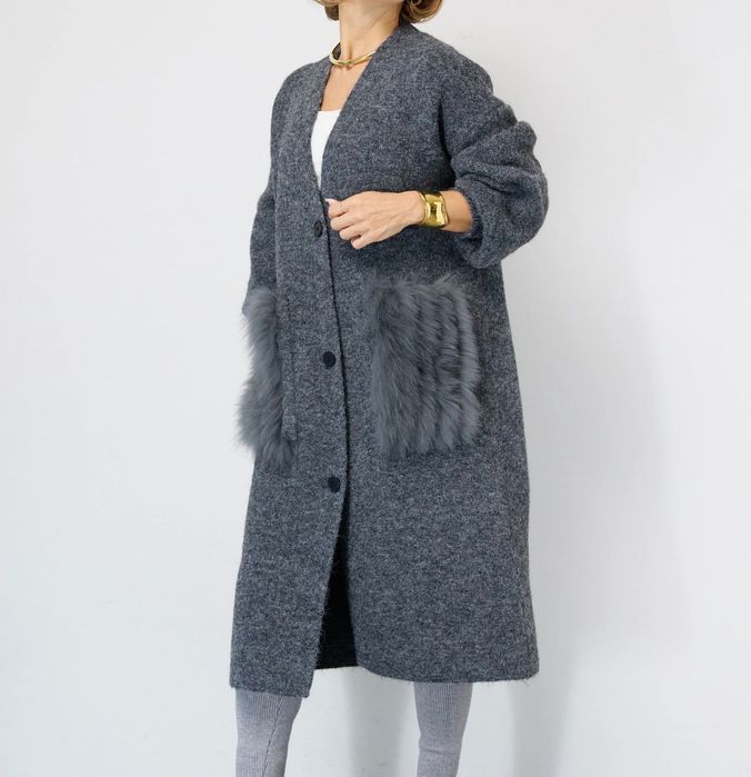 Дълга жилетка тип палто с пух на джобовете