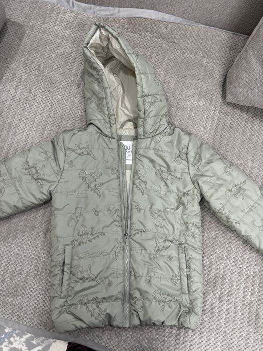 Продам легкую демесизоннную куртку на мальчика 4-6 лет 116 см